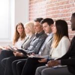 Cathie Wood advierte sobre el impacto de la IA en el empleo joven: ¿qué pueden hacer los recién graduados?