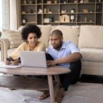 ¿Priorizar deudas o familia? Un esposo cuestiona los envíos de dinero de su esposa mientras enfrentan déficit mensual