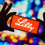 5 acciones en el foco este jueves: LLY, COP, GLW, ABNB y XYZ