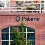 Acciones de Palantir se acercan máximo histórico al impulsar contratos de defensa y expansión en IA