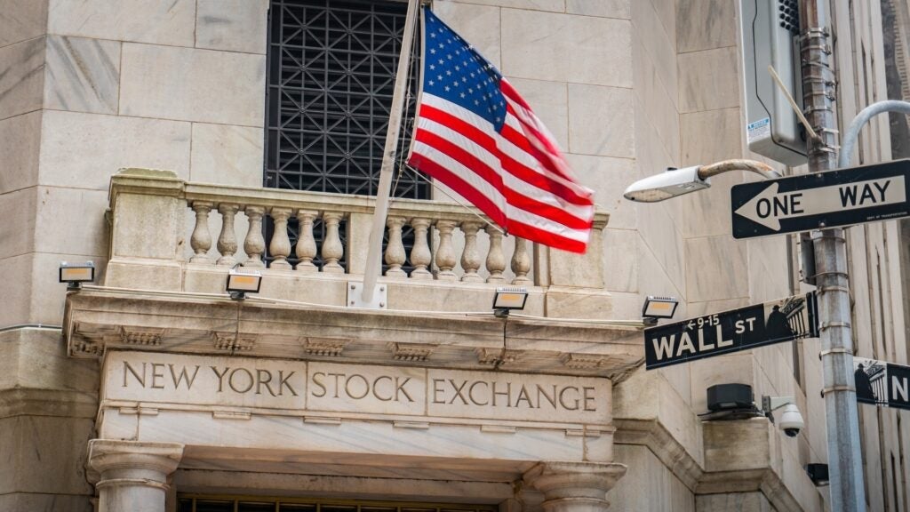 Wall Street reacciona entre tensiones fiscales, energía nuclear y avance de criptomonedas Wall Street reacciona entre tensiones fiscales, energía nuclear y avance de criptomonedas