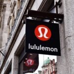 Acciones de Lululemon (LULU) caen tras previsiones recortadas y ventas débiles en EE. UU.