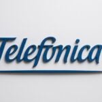 Acciones de Telefónica (TEF) caen por dudas sobre dividendo y plan de adquisiciones