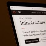 Acciones de Oracle caen tras emisión de bonos para financiar infraestructura de IA y acuerdos con OpenAI