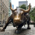 Futuros de Wall Street suben y oro marca récord pese a riesgo de cierre