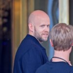 Acciones de Spotify (SPOT) caen tras nombramiento de Co-CEOs y salida de Daniel Ek