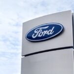 Acciones de Ford suben tras récord en ventas de vehículos electrificados y camionetas