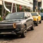Rivian reduce previsiones de entregas mientras enfrenta retos normativos y financieros