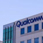 Acciones de Qualcomm (QCOM) suben mientras analistas se dividen sobre su entrada en chips de IA