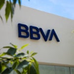 BBVA eleva beneficio y lanza recompra de acciones para reforzar rentabilidad y capital