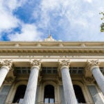 El IBEX 35 marca nuevos máximos con Acciona, Indra, Endesa y Merlin entre las más fuertes del mercado