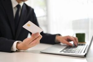 Las acciones de la gran banca española brillan con beneficios récord y dividendos al alza