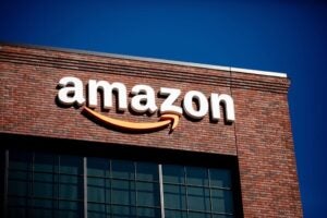 Amazon supera expectativas del tercer trimestre impulsado por AWS e IA; acciones suben más del 10 %