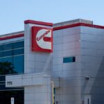 5 acciones en el foco este jueves: CMI, QCOM, ABNB, HOOD y COP