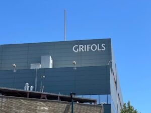 Grifols cae en bolsa pese a triplicar beneficios por riesgo de divisa y deuda elevada