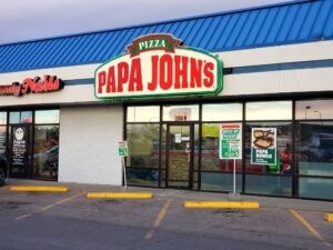 Las acciones de Papa John’s suben tras presentar resultados mixtos y revisar a la baja sus previsiones anuales