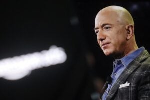 Jeff Bezos a la Generación Z: no abandones la universidad, aprende las reglas antes de romperlas