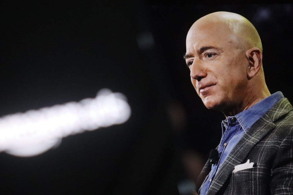 Jeff Bezos a la Generación Z: no abandones la universidad, aprende las reglas antes de romperlas