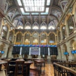 Ibex 35 supera los 16.500 puntos y apunta a los 17.000 con apoyo de las renovables