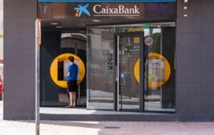 Acciones de CaixaBank suben mientras el banco apuesta por la inversión en criptomonedas