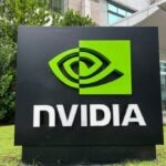 Acciones de Nvidia (NVDA) enfrentan riesgos en previsiones pero analistas mantienen optimismo para 2026