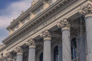 Ibex 35 inicia semana corrigiendo en 16.300 puntos mientras Solaria lidera alzas