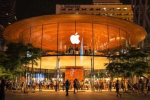 Acciones de Apple caen tras ventas de Berkshire y derrota en disputa de patentes