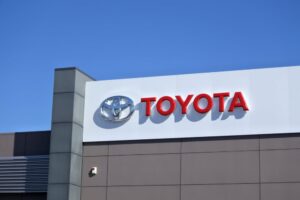 Acciones de Toyota caen pese a fuerte inversión en fábricas y apuesta por híbridos en EE.UU.