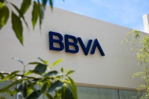Acciones de BBVA buscan impulso tras mensaje de fortaleza de su directiva