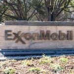 Acciones de ExxonMobil avanzan mientras la petrolera toma el control de un gran gasoducto en Texas