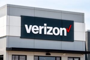 Acciones de Verizon caen mientras la compañía anuncia miles de despidos