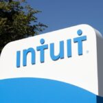 Las acciones de Intuit (INTU) suben un 3 %; Aquí están 20 acciones que se están moviendo en premercado