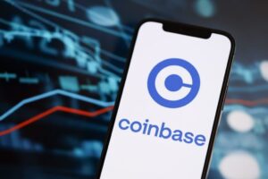 Consejo de Brian Armstrong impulsa acción estratégica en Coinbase y liderazgo diario