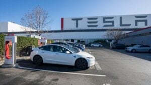 FSD de Tesla impulsa un cambio industrial histórico y convierte la acción en apuesta estratégica