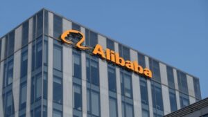 Alibaba reduce flujo de caja mientras impulsa IA y comercio rápido en 2025