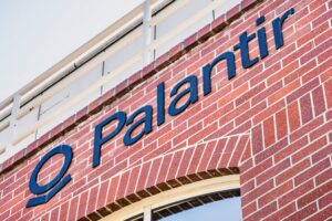 Las acciones de Palantir suben tras sorprender con previsiones sólidas y fuerte impulso en inteligencia artificial