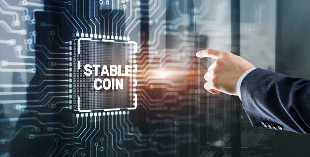 https://global-assets.benzinga.com/es/2026/02/14170116/1771084876-Man-Clicks-On-The-Inscription-Stable-Coi.jpeg 