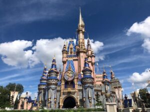 Acciones de Disney caen mientras el conflicto en Oriente Medio amenaza al sector turístico