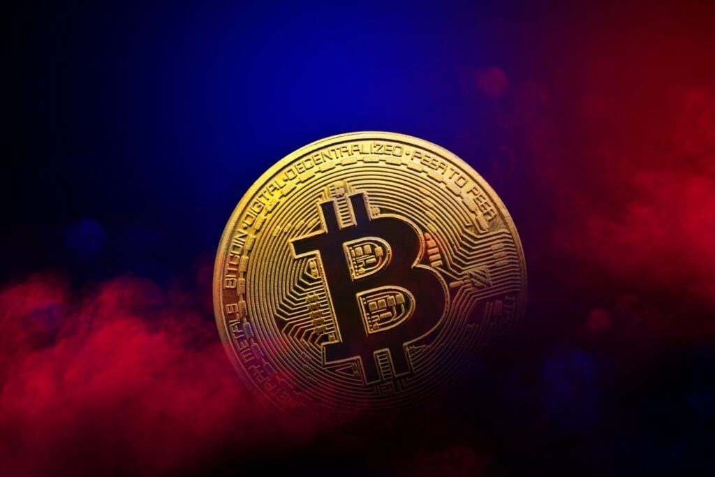 https://global-assets.benzinga.com/es/2026/06/28170011/1782658811-Golden-Bitcoin-Coin-Is-In-Red-And-Blue-S.jpg 