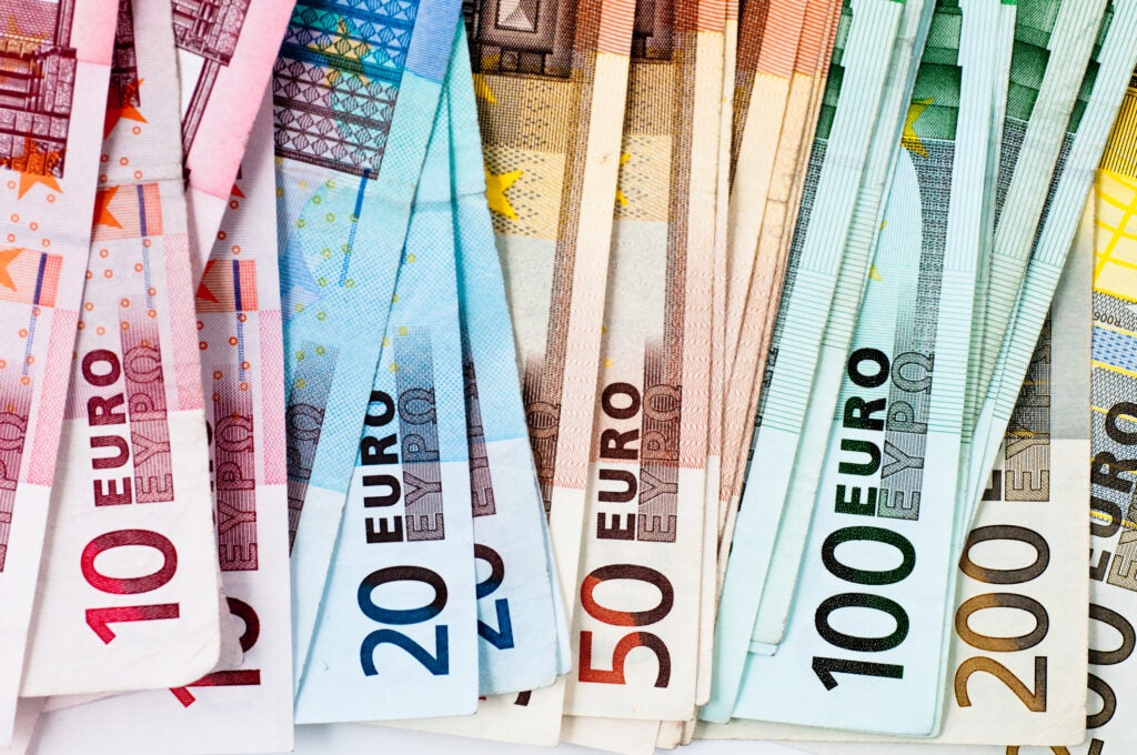 Sui mercati crescono gli short sull’euro