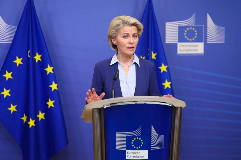 La Germania apre al price cap, Europa pronta a un piano d’emergenza: gas in calo del 20%