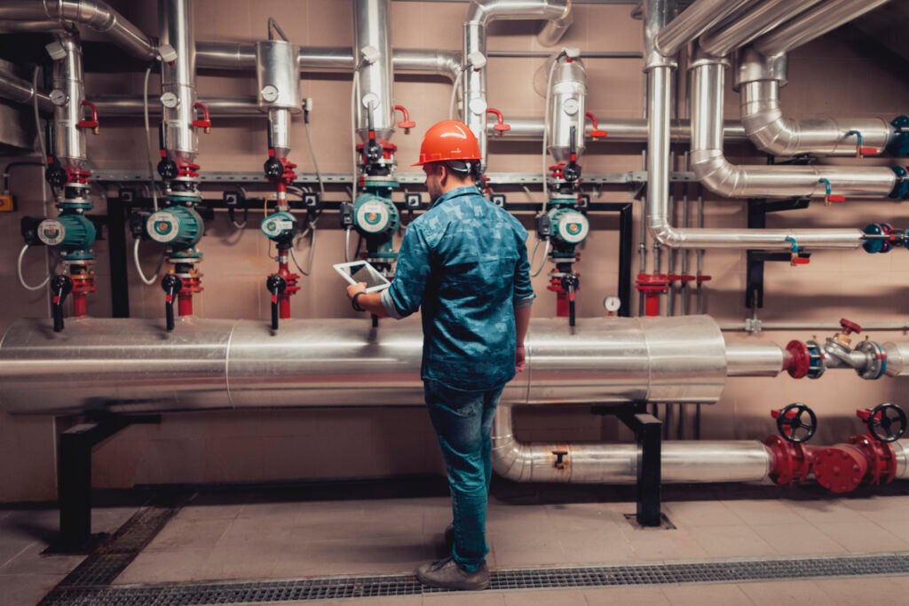 L’annuncio di Eni: Gazprom sta tagliando le forniture anche per l’Italia, volumi in calo