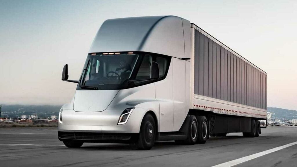 A dicembre i primi camion elettrici Tesla