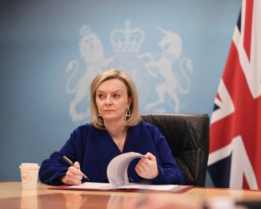 La premier inglese Liz Truss si dimette, sterlina in netto rialzo