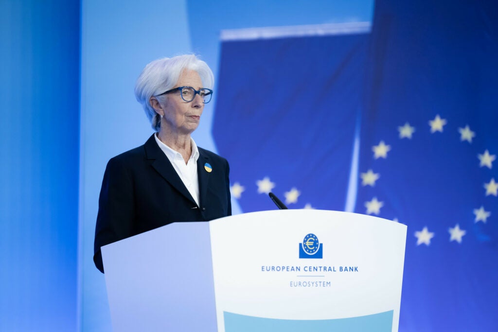 Lagarde: “L’obiettivo è stabilizzare i prezzi”