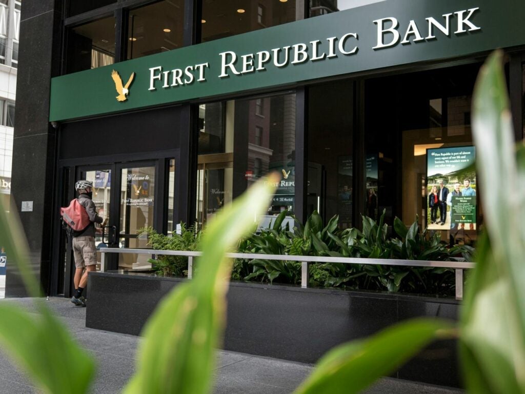 S&P taglia rating di First Republic Bank a “junk”