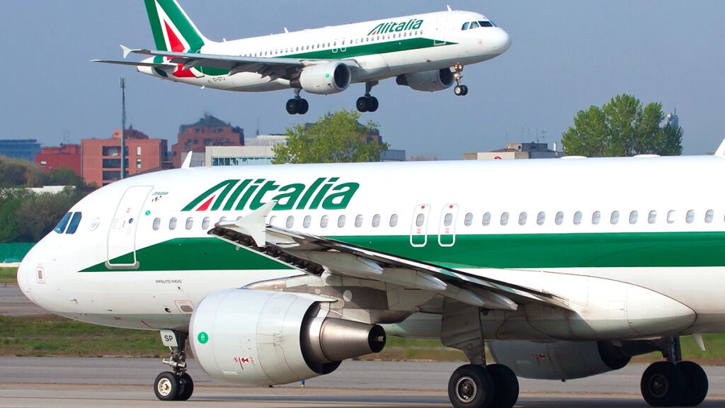 L’Ue boccia il prestito ponte per Alitalia: “Lo Stato recuperi 400 milioni”