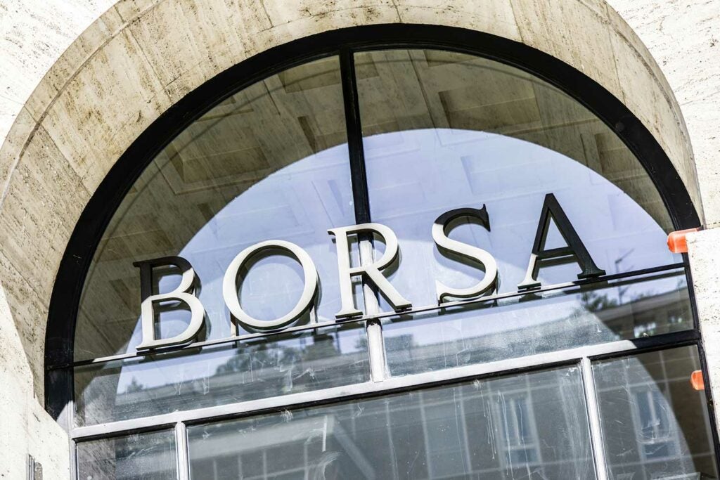 Borsa Milano: apertura debole, scendono Tim e Ferragamo