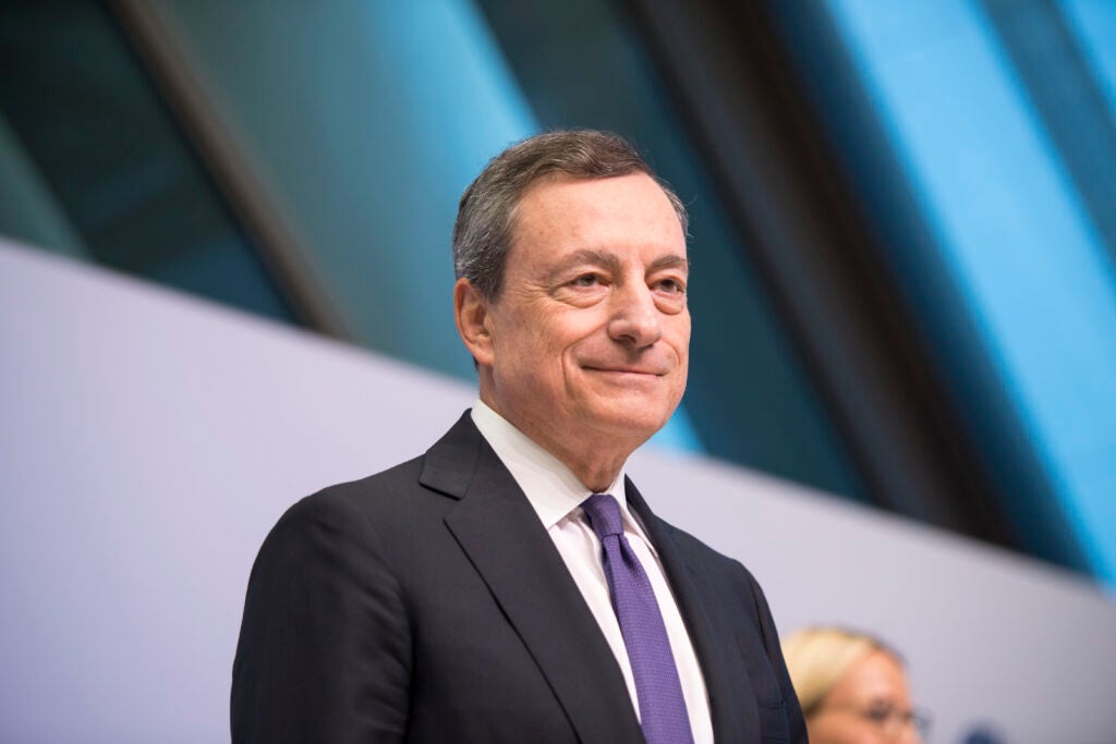 Draghi: “Le banche centrali devono continuare a combattere l’inflazione”