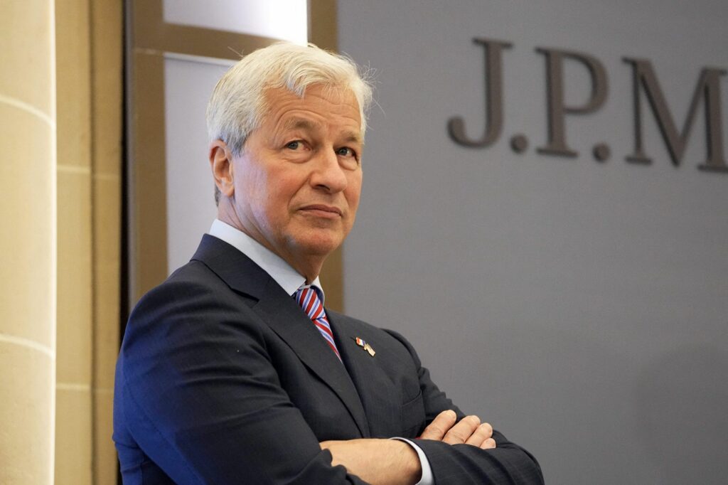 Jamie Dimon (JP Morgan): “Ridicolo il downgrade di Fitch su debito Usa”